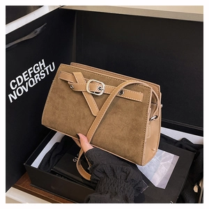 Détails du sac bandoulière en daim fauve avec boucle en cuir et accents argentés