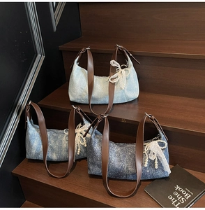 Drei Denim-Hobo-Taschen mit Spitzen-Perlen-Schleifen in hellen und dunklen Blau