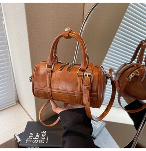 Détails du sac Boston en similicuir marron avec texture brillante vintage et boucles argentées