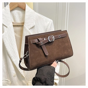 Détail du sac à bandoulière marron rétro en cuir mat avec boucle argentée et crochet
