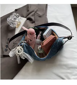 Innenansicht der Denim-Umhängetasche mit großem Platz für Regenschirm und Kosmetik