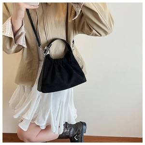 Vue détaillée du sac nuage plissé noir avec bandoulière en cuir réglable et amovible