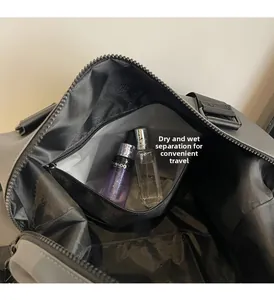 Detail of the wet and dry separation compartment inside the large travel bag