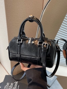 Sac Boston noir en cuir ciré brillant avec ferrures argentées et bandoulière chic