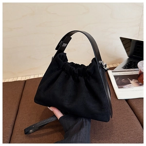 Vue détaillée d'un sac nuage noir plissé en tissu mat avec des boucles en métal argenté