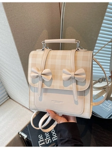 Zaino chic crema con fiocchi, patta a quadri e trama in pelle per donne eleganti