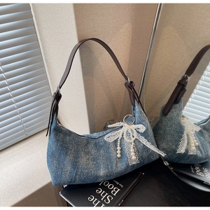 Detailansicht der dunkelblauen Glitzer-Denim-Tasche mit Lederriemen und Perlenspitzenbogen