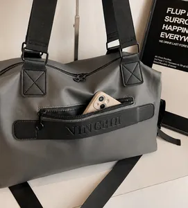 Dettaglio della tasca con cerniera su borsa da viaggio grigia con spazio per telefono