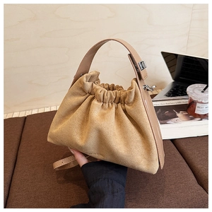 Détail du sac nuage plissé kaki avec boucle métallique et logo de mode embossé