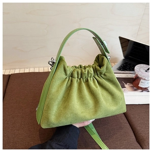 Détail du sac nuage en daim vert avec design plissé et finitions en métal argenté