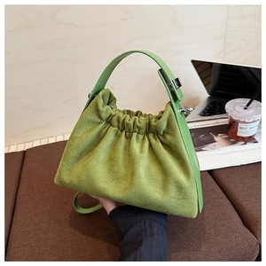 Détail du sac nuage en daim vert clair avec cordon de serrage et finitions métalliques
