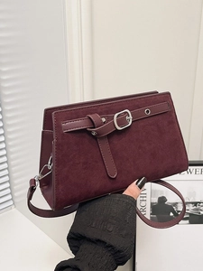 Sac bandoulière bordeaux mat vintage avec boucle argentée et poignée élégante en main