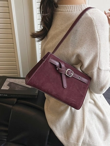 Petit sac rétro bordeaux en cuir givré avec boucle argentée et bandoulière fine