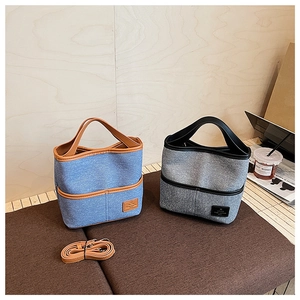 Détail de sacs seaux en toile avec bordure en cuir et poches avant en bleu et gris