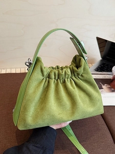Sac nuage vert vif moderne en tissu aspect daim avec détails froncés élégants