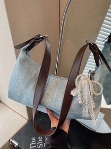 Schultertasche aus blauem Denim mit Strasssteinen und braunem Leder-Schultergurt