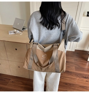 Large capacity canvas travel tote with wet-dry separation and adjustable wide shoulder strap