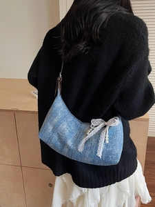 Blaue Denim-Halbmondtasche mit Spitzenschleifen und Perlenanhängern für Damen