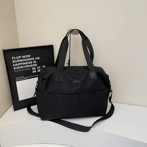 Bolso de gimnasio negro de gran capacidad con correa desmontable y asas de transporte