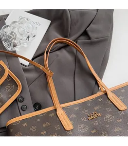 Dettaglio della borsa tote vintage stampata con cuciture di alta qualità e tracolla