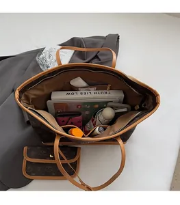 Vista interna della grande borsa shopper marrone con spazio per tablet, libri e accessori