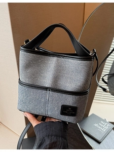 Sac seau chic en denim bleu avec garniture en cuir noir et poignée pour usage quotidien