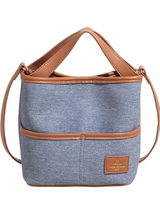 Sac seau en denim bleu avec garniture en cuir marron et bandoulière pour le quotidien