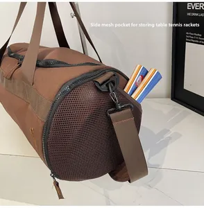 Vue détaillée de la poche filet d'un sac de sport marron avec raquette de ping-pong