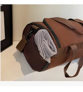 Détail du sac de sport marron avec une poche latérale en maille filet pour les serviettes