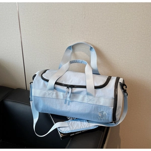 Vue détaillée d'un sac de sport bleu clair avec compartiment à chaussures ventilé