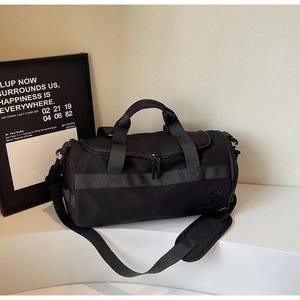 Vue détaillée du sac de sport cylindrique noir avec bandoulière réglable