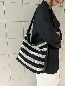 Grande borsa tote intrecciata a righe bianche e nere con manici in ecopelle nera