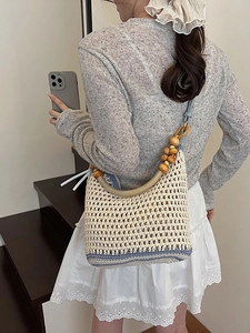 Sac à bandoulière en maille ajourée fait main avec détails bleu clair et perles en bois