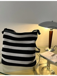 Borsa tote a rete intrecciata a righe bianche e nere con manici in pelle eleganti