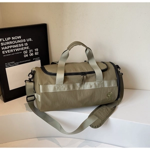 Détail macro du sac de voyage en nylon vert olive avec logo de marque brodé