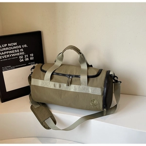 Sac de sport vert olive en tissu imperméable avec poche latérale et sangle ajustable