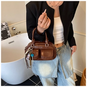 Borsa a bauletto retrò in pelle cerata marrone scuro con ciondoli e tasche frontali