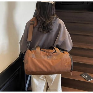 Sac de fitness marron avec bandoulière réglable et grande capacité pour le voyage