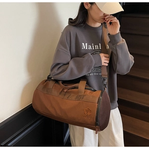 Sac de sport marron en toile avec filet d'aération et bandoulières tissées
