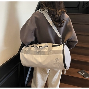 Détail du grand sac de sport avec broderie NINGJIA sur une toile durable résistante