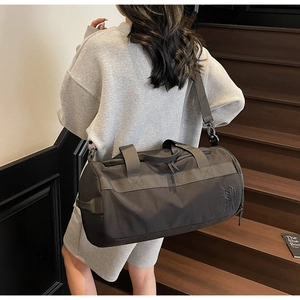 Vue arrière du sac de sport noir porté par un mannequin dans un escalier moderne