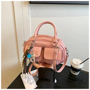 Borsa rosa lucida in ecopelle con doppie tasche frontali e graziosi ciondoli