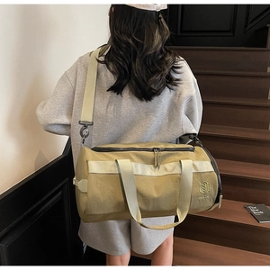 Détail du sac de fitness en nylon durable avec crochets métalliques et logo de marque