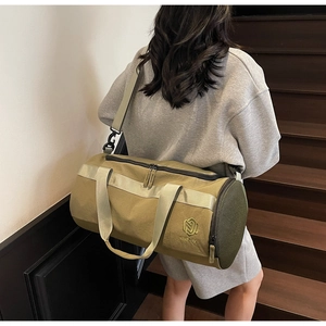 Mannequin portant un grand sac de sport vert armée avec mesh respirant et détail logo