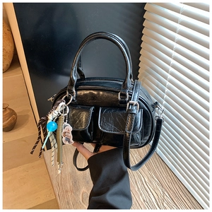 Dettagli della borsa bauletto vintage in ecopelle nera con tasche retro e ciondoli decorativi
