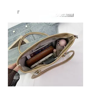 Vista dall'alto della grande borsa tote leopardata kaki con interno spazioso e zip di chiusura