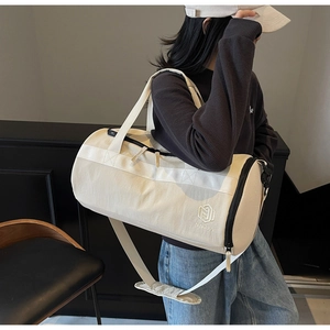 Détail du sac de sport en toile beige avec broderie NINGJIA et filet de ventilation
