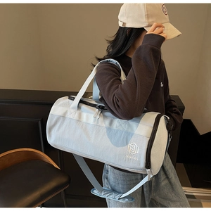 Modèle portant un sac de sport bleu clair imperméable avec compartiment en maille
