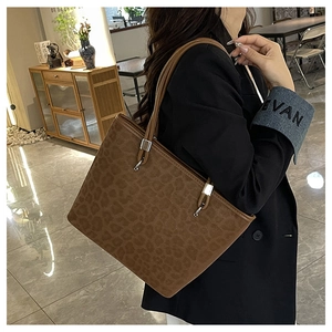 Dettaglio della borsa tote leopardata con anello in metallo argento e cuciture fini