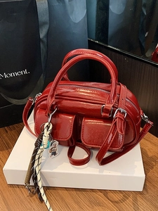 Borsa Boston retrò in vernice rossa con tracolla e ciondolo decorativo a forma di orsetto